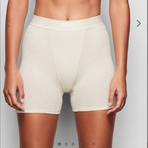 XXS SKIMS BOXER NWT